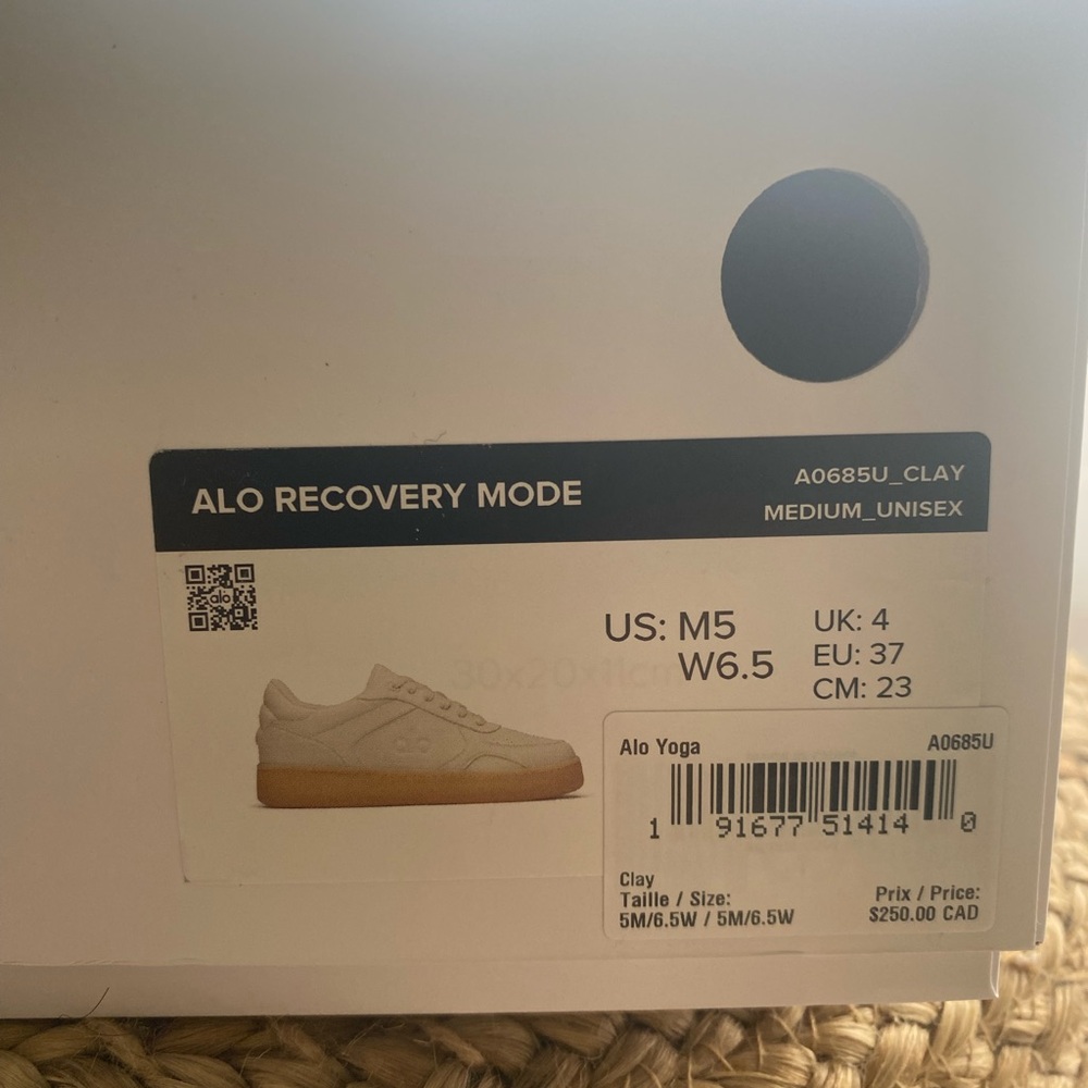 Alo Yoga women’s 6,5 Clay Sneakers